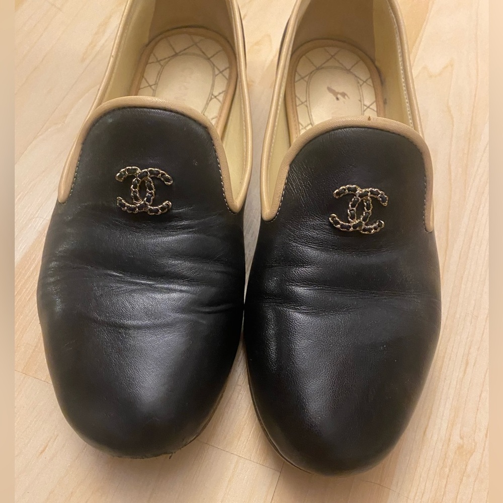 Chanel Black and Cream Loafers with logo - Picture 14 of 16